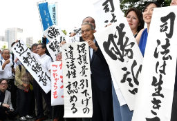 “政治介入”による「生活保護引き下げ」“違法”を訴えた裁判で最高裁が“原告勝訴”判決　「司法は生きていた」と語った弁護士たちの10年の戦い