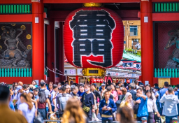 台湾人インフルエンサー、浅草寺で“おしり見せ”超ホットパンツ姿「#人前露出」が国内外で物議…それでも「公然わいせつ罪」には当たらない理由