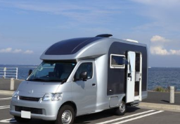 ローソン駐車場で「車中泊サービス」実証実験スタート　「素晴らしいアイデア！」の声も…気になる“騒音対策”は