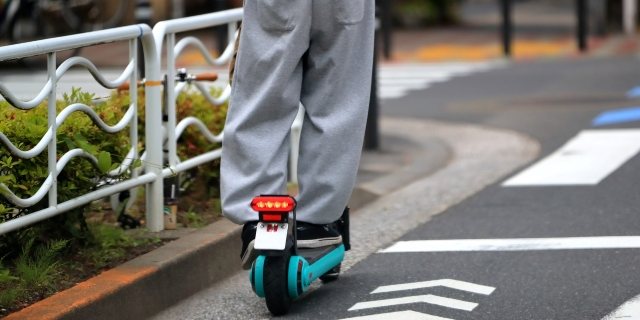 「ブレーキ扱えないんじゃ…」電動キックボード“片手タバコ”に不安の声 「アウト? セーフ?」弁護士に聞いた法的リスク