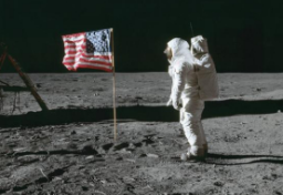 アポロ月面着陸「陰謀論」に東大生もダマされた？　“真空”で星条旗が揺れるはずない…「ねつ造」説の“科学的根拠”とは