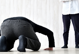 スマホを「レンチン」し破壊、土下座強要で男2人逮捕　“暴露系”へ反撃のつもりが…プライバシー晒されても“絶対にやってはいけない”こと