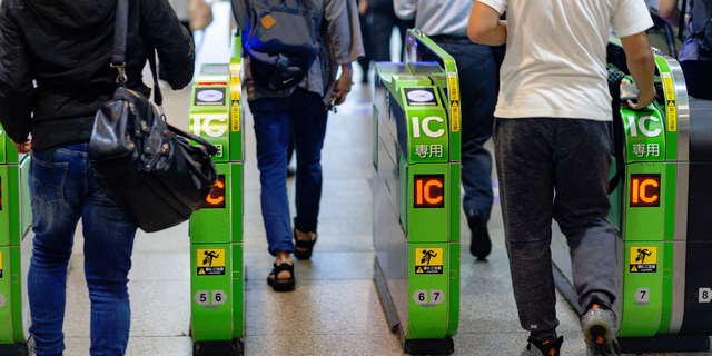 万博会場で集団万引き「撮り鉄」グループが“悪質”不正乗車を常習か　「運賃3倍」ペナルティーも…“抑止力”になりにくいワケ