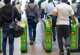 万博会場で集団万引き「撮り鉄」グループが“悪質”不正乗車を常習か　「運賃3倍」ペナルティーも…“抑止力”になりにくいワケ