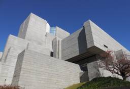 「裁判官」“初任給”は23万円？　地域手当による“報酬格差”も…最高裁への“忖度”を生む、意外に厳しい「懐事情」とは