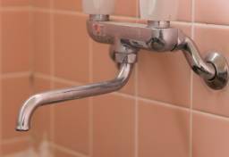 風呂もシャワーもない…“生活保護受給者”の過酷な「入浴事情」とは？　“公営住宅”の環境改善、行政の取り組みは「道半ば」