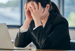 「向いてない、辞めるか？」月100時間残業→“閑職”へ異動させられ「うつ病」に　労災申請“3連敗”も…裁判で「逆転勝訴」のワケ