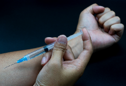 便器の水で「覚せい剤」を溶かし、おもちゃの注射器で…「ただただ射ちたい」元マトリが見た“中毒者の性”とは