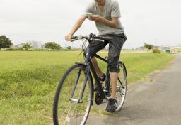ながらスマホ、歩道暴走…自転車“一発アウト”で「即検挙」のケースとは？　青切符導入後も“基本は”警告止まりだが…警察庁が「ルールブック」公表