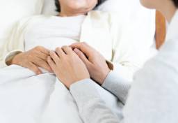 「水も飲ませてもらえない…」数十年ぶりに再会した“86歳母”は「生活保護」を受給し、劣悪な施設に　娘が目の当たりにした“介護虐待”の闇