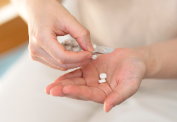 市販薬「オーバードーズ」で緊急搬送された“20代女性”の告白　学校にも家庭にも「居場所」なく…“過剰摂取”にすがる日々