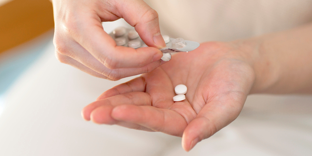 市販薬「オーバードーズ」で緊急搬送された“20代女性”の告白　学校にも家庭にも「居場所」なく…“過剰摂取”にすがる日々