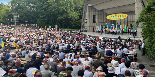 「現場はもう限界」医療・介護従事者ら2200人が日比谷野音で集会　政府に「大幅増員・大幅賃上げ」要求