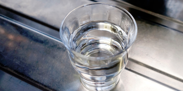 水道水は「ミネラルウォーター」より安全？　それでも“科学的根拠ナシ”の「水商品」が世の中にはびこるワケ