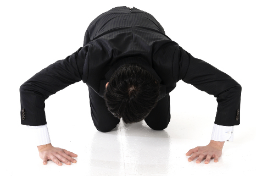 「チクったやつは誰だ！」内部告発の“犯人探し”がコンプラ部にバレて土下座→許されず裁判へ…暴走した「郵便局長」の末路