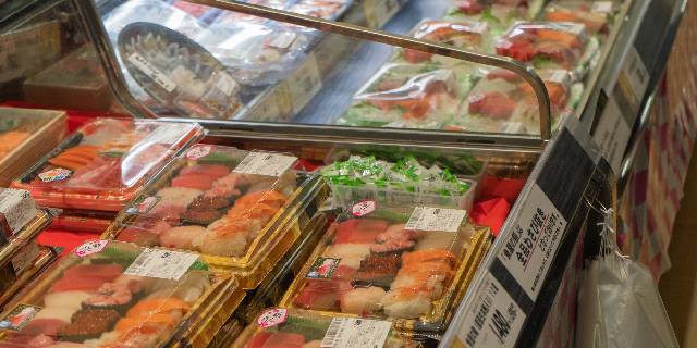 ATM無料封筒だけじゃない…スーパーの「わさび・しょうゆ」も大量持ち去り→転売？　「窃盗罪成立の可能性も」弁護士が法的リスク指摘