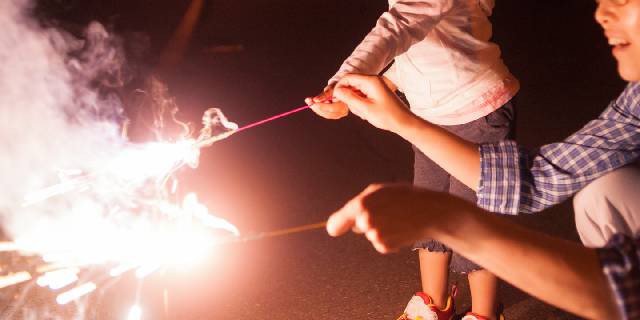 都内の公園で「手持ち花火」“解禁”進む中…ルール無視で「打ち上げ花火」発射？　トラブル起きたら“自治体”にも責任問えるか