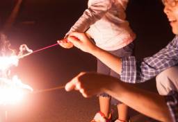 都内の公園で「手持ち花火」“解禁”進む中…ルール無視で「打ち上げ花火」発射？　トラブル起きたら“自治体”にも責任問えるか