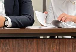 「うるせえばばあ」「じじい」小学生同士の“暴力トラブル”裁判、保護者に50万円賠償命令も…「息子はやってない」えん罪主張
