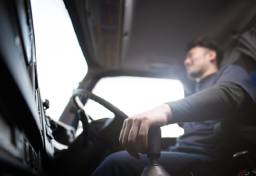 高市新首相「働け」発言にトラックドライバーが共鳴？　かつては「年収1000万円」も珍しくなかったが…「長時間労働」求めざるを得ない“切実な”事情