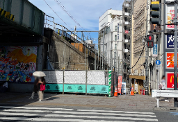 東京の“ど真ん中”「不法占拠の横丁」なぜ令和まで生き残った？　高田馬場駅前“徒歩1分”の好立地…線路沿い10軒をめぐる「戦後日本」の特殊事情