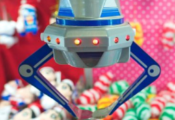 誕生60年のクレーンゲーム、風営法上は「景品NG」のはずが…なぜ許されている？　業界を支える“特例”とは