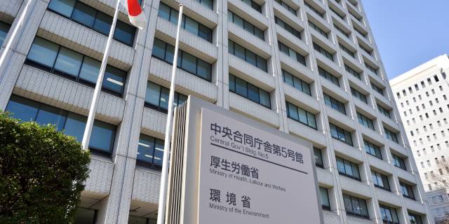 マイナ保険証移行の裏で…旧保険証「来年3月まで使える特例」国はなぜ“公式発表”しない？　元官僚の弁護士が指摘する“意図”とは