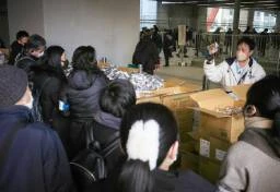 都庁前の食品配布に900人超、「1日1食」で耐える困窮者も…“物価高”深刻な状況続く中、年末年始「炊き出し」各地で実施