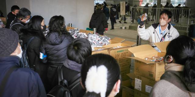 都庁前の食品配布に900人超、「1日1食」で耐える困窮者も…“物価高”深刻な状況続く中、年末年始「炊き出し」各地で実施 | 弁護士JPニュース