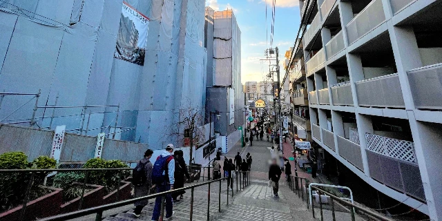 東京・下町の名所「夕やけだんだん」絶景がマンションで遮断、なぜ止められない？　物議の声も…地元住民が漏らす“意外な本音”とは