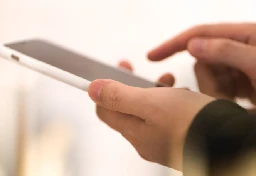 「よお！」スマホ紛失から2か月後、異国から届いた“謎メッセージ”… 新宿で泥酔した53歳男性を襲った「二次被害」の罠