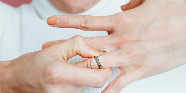 離婚時に「結婚指輪返して」は“セコいか？”論争 弁護士が出した結論は