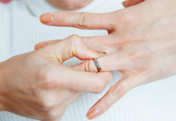 離婚時に「結婚指輪返して」は“セコいか？”論争  弁護士が出した結論は…
