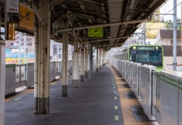 「新大久保駅事故」から25年　泥酔者の“巻き添え”で2人死亡…近年も「ホーム転落の5割は酔客」　“駅と飲酒”の消えない課題