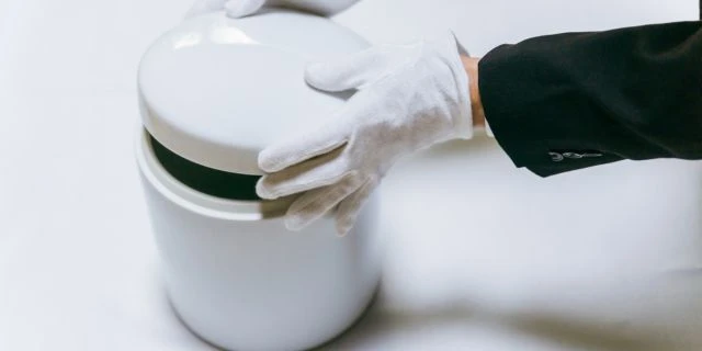 “金高騰”で火葬後の「残骨灰」売却が加速、年間3億円にのぼる自治体も…背景に150万人が亡くなる“多死社会”の現実