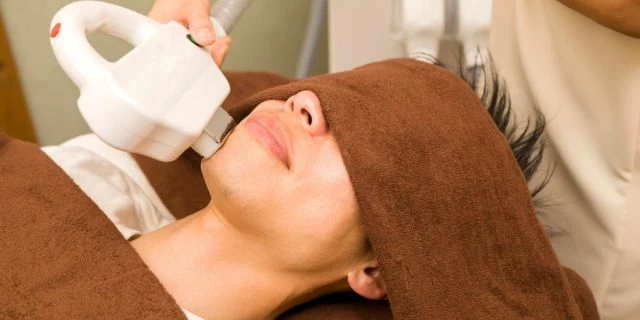 男性の医療脱毛「15万円のはずが90万円」の悪質ケースも…“コンプレックス”につけ込み法外な契約を獲得、“美容医療業者”の巧妙な手口とは