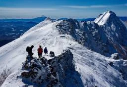 “冬山遭難”、年末年始に69名　「無謀な登山者」に救助費用の自己負担求める声も多いが…「けしからんという理由だけではNG」弁護士が指摘