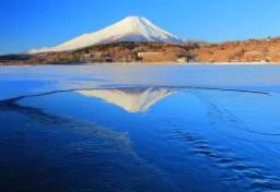 「落ちたら死ぬぞ！」氷結した山中湖でジャンプ、ダンス…危険行為が多発　氷が割れた場合、“救助費用”は本人負担になる？