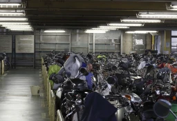 「どこに停めれば？」新基準原付ユーザー困惑　従来の50cc原付と“同じ扱い”のはずが…駐輪場で「利用不可」の場合も