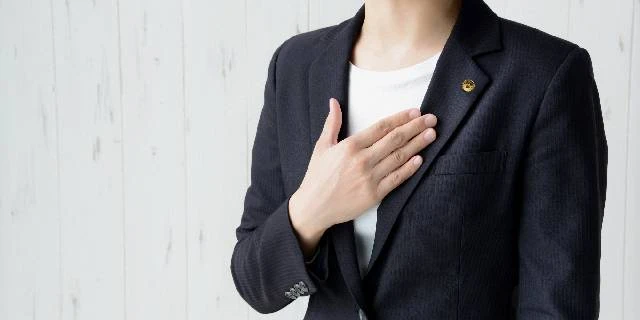 「1日の遅れが致命傷」ミスが許されない弁護士の過酷な現場…年間労働2300時間超、「外部に相談できない孤独」を救うメンタルケアの切実さ