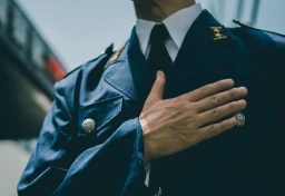 【今日は何の日】殉職警察官を追悼する「青のライトアップ」各国で開催　日本では創設から約150年で5600人超が犠牲に