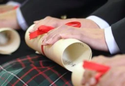 「卒業しました！」SNS投稿で思わぬトラブル発生！？　友人関係に亀裂も…弁護士が「法的リスク」回避術を解説