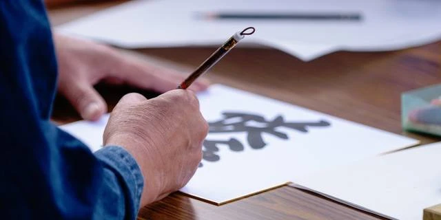 コスプレイヤーがアニメから「手書き文字」を切り抜き“自作グッズ化”で物議…文字に著作権は発生するのか？