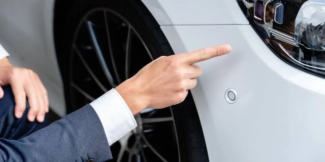 レンタカー‟飛び石による極小の傷”で「8万8000円」実費請求…SNS物議も弁護士「原則として利用者の落ち度」その理由は？