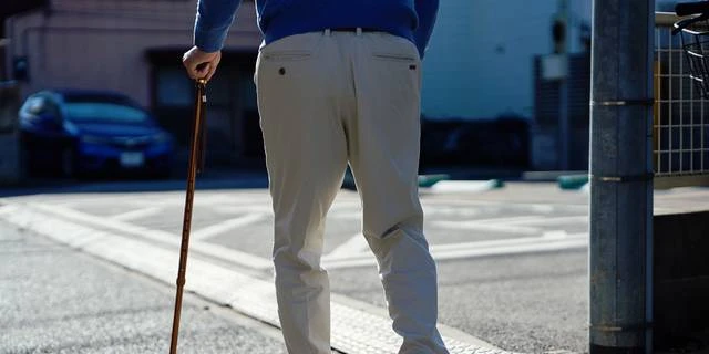 認知症の徘徊対策で“要塞化”した住宅の鍵が開かない！　“分刻み”の訪問介護、70代女性ホームヘルパーが取った「捨て身の策」とは