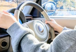 生活保護シングルマザーが「車通勤NG」に不服で仙台地裁へ提訴　元判事が指摘する“国の通達行政”と現場のズレ
