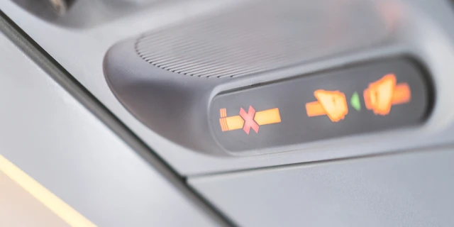 CAの機内アナウンスにSNS騒然「化粧室で喫煙された形跡」処罰の対象となるケースとは？