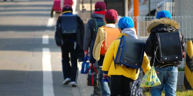 小学生が「赤信号で度胸試し」車の前に飛び出してきて…それでもドライバー側に“過失”？　“理不尽な事故”から身を守る方法とは