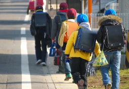 小学生が「赤信号で度胸試し」車の前に飛び出してきて…それでもドライバー側に“過失”？　“理不尽な事故”から身を守る方法とは