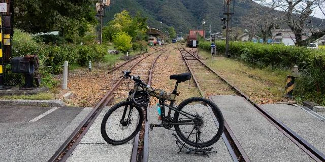 自転車を盗み線路上に放置、電車と衝突させた容疑で中学教師が逮捕…「最長で30年拘禁刑」の重罪か【弁護士解説】